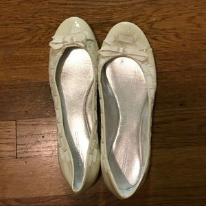 NWOT Banana Republic Pale Yellow Flats size 7.